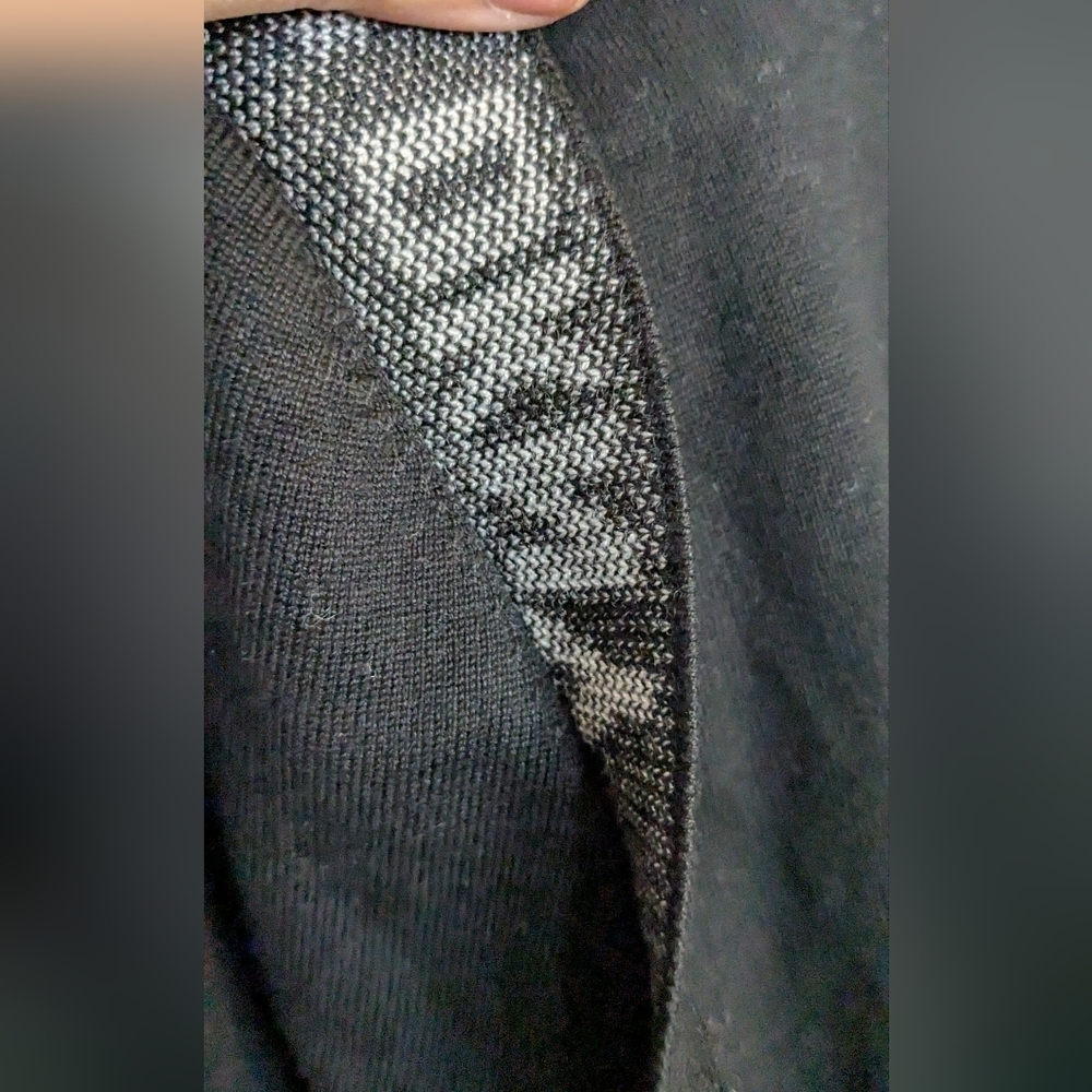 DKNY V neck long sleeve sweater logo shoulder detail black - size M - Picture 7 of 8